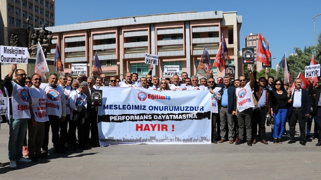 Eğitim İş sendikası protesto yaptı: Çalışma Bakanlığının önünde isyan etti! 20 bin TL'yi ancak 2 ayda görüyoruz..